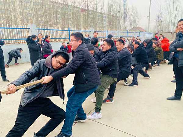 地方镇中心校开展庆元旦教职工趣味运动会(图3) 地方镇中心校开展庆元旦教职工趣味运动会(图3)