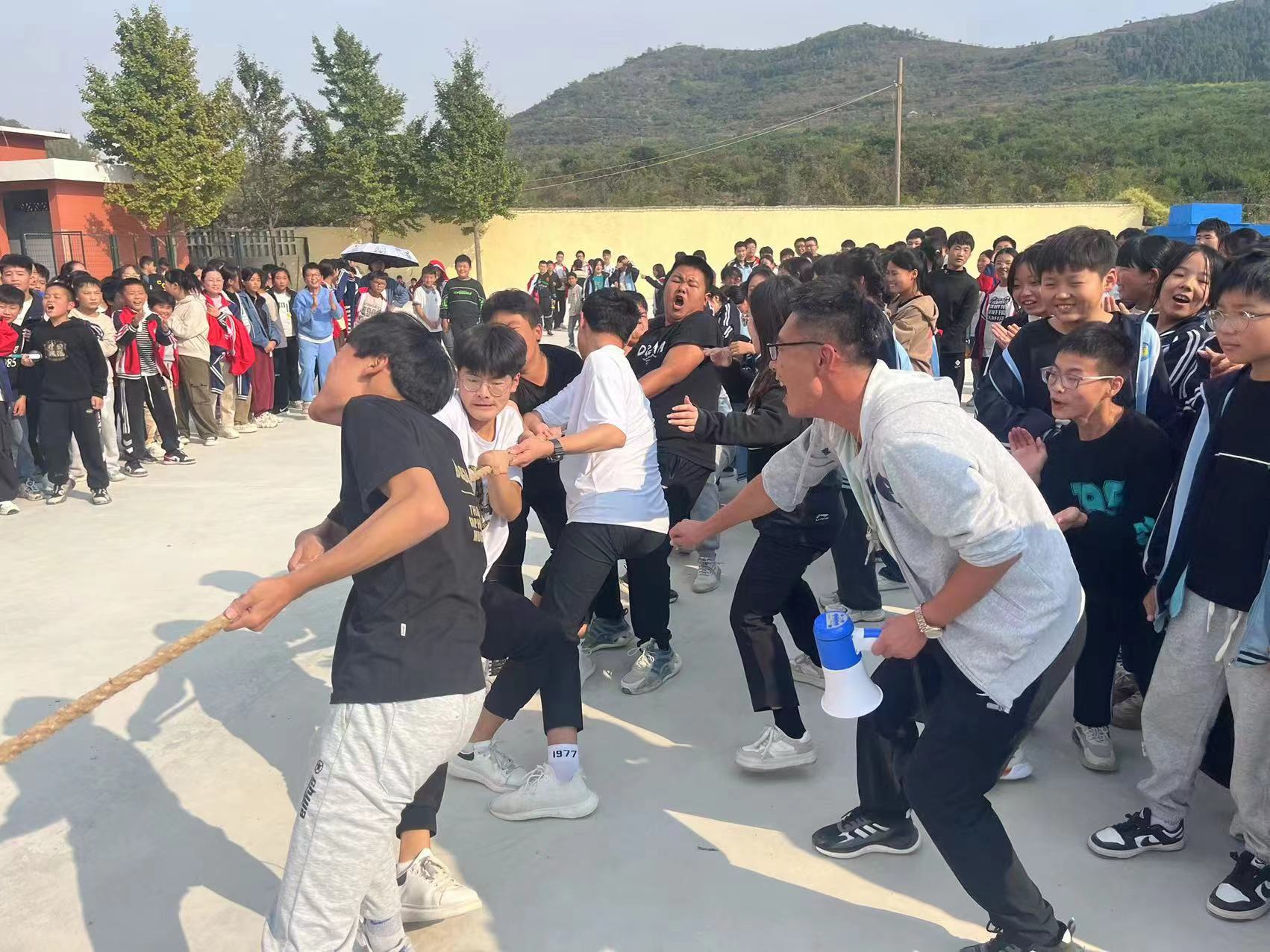 地方镇第二初级中学 开展“凝心聚力，“绳”采飞扬”拔河比赛活动