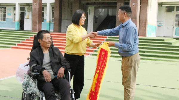 拾金不昧暖人心，师德光辉照校园