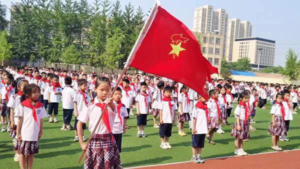 平邑县实验小学举行少儿入队仪式