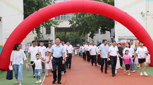 【临沂教育】实验小学举行“向阳而生，逐光而行”一年级入学典礼