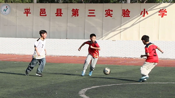 【沂蒙快讯】平邑县实验小学举办“校长杯”足球赛激情赛场