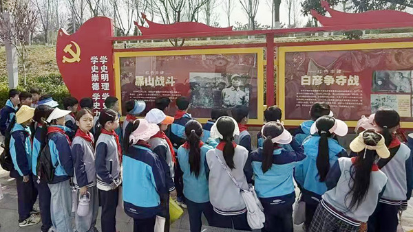 【山东平邑】实验小学第六校区引领学子走进自然拥抱春光