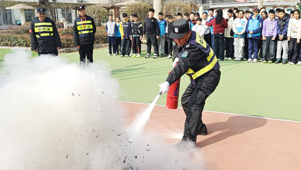 【山东平邑】实验小学举行消防应急疏散演练