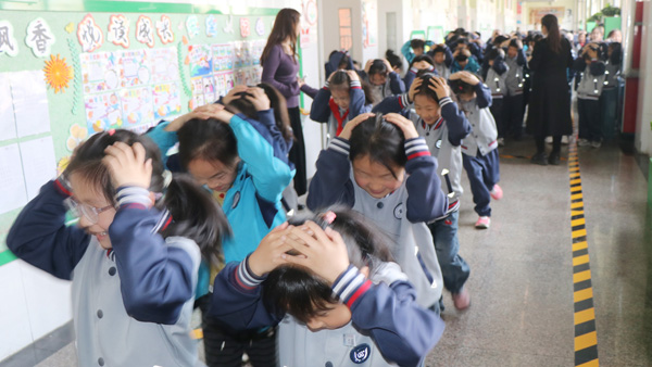 【山东平邑】实验小学第三校区成功举办防震逃生演练