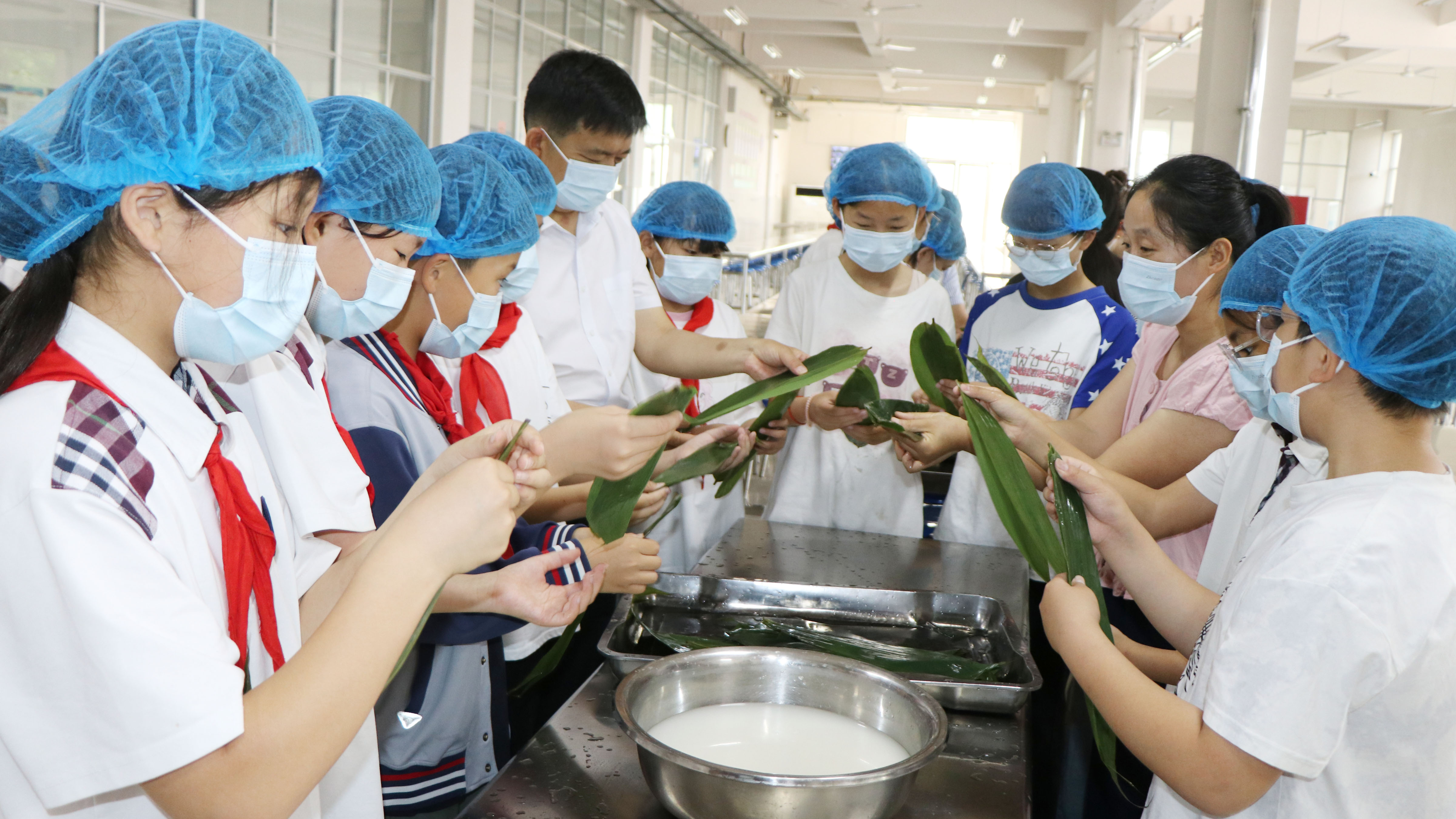 【校园动态】平邑县实验小学第六校区开展“迎端午•育童心”实践活动