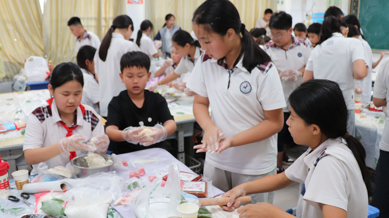 【县区前沿】揉面压模磨心性,把劳动教育揉进月饼里