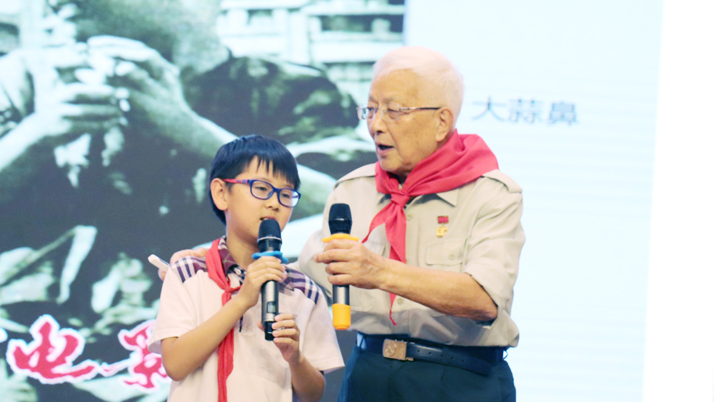 老党员王龙基走进平邑县实验小学第三校区传承红色基因