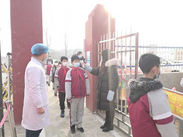 地方镇中心校开展防疫联合演练活动(图1) 地方镇中心校开展防疫联合演练活动(图1)