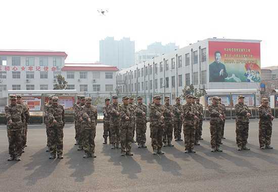   步履铿锵展英姿  军事训练始开拔(图2)
