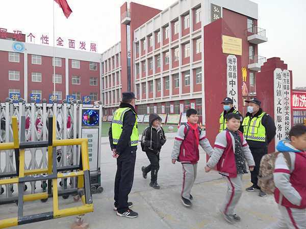 开展护学岗行动 提升校园管理水平(图1) 开展护学岗行动 提升校园管理水平(图1)