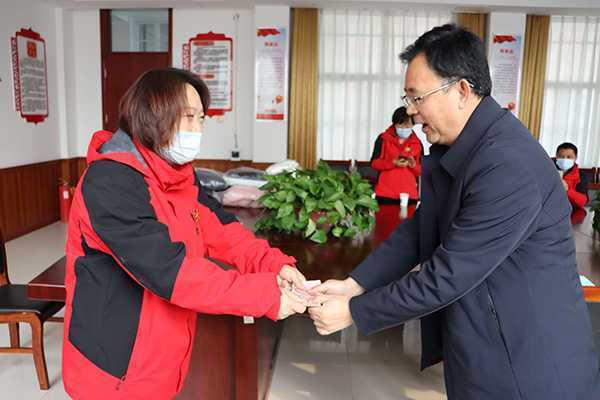爱心企业到赛博中学朝阳路校区帮扶困难学生(图1)