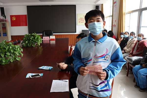 爱心企业到赛博中学朝阳路校区帮扶困难学生(图2)