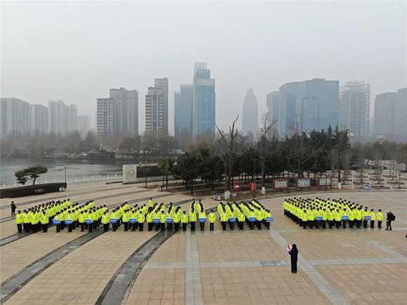 临沂交警直属三大队开展队列指挥手势会操比赛(图1)
