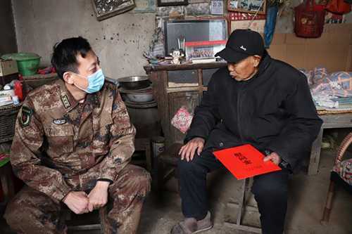 荣伟同志走访慰问临涧镇老党员和复员军人(图2) 荣伟同志走访慰问临涧镇老党员和复员军人(图2)