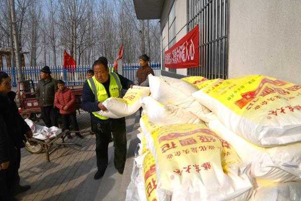 千里思家寄深情 大米白面送乡亲(图2) 千里思家寄深情 大米白面送乡亲(图2)