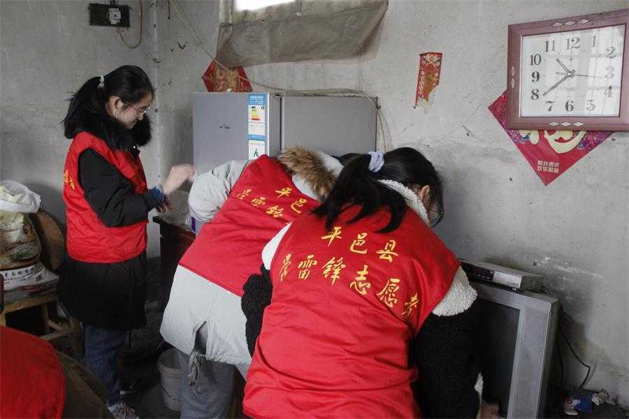 平邑经开区开展陪留守儿童过大年活动(图1)