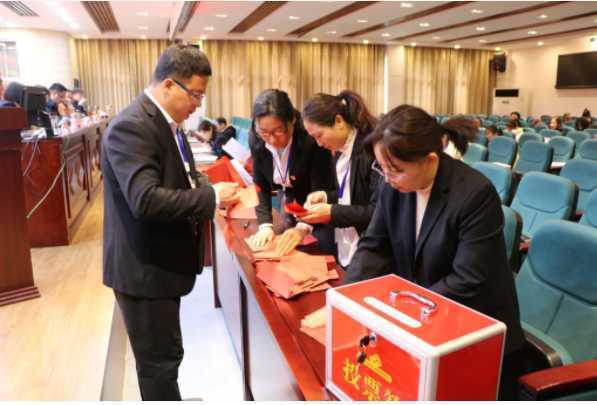 平邑县第四实验小学召开首届教职工代表大会(图2) 平邑县第四实验小学召开首届教职工代表大会(图2)