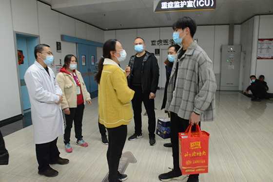 大学生见义勇为勇救落水儿童(图1) 大学生见义勇为勇救落水儿童(图1)