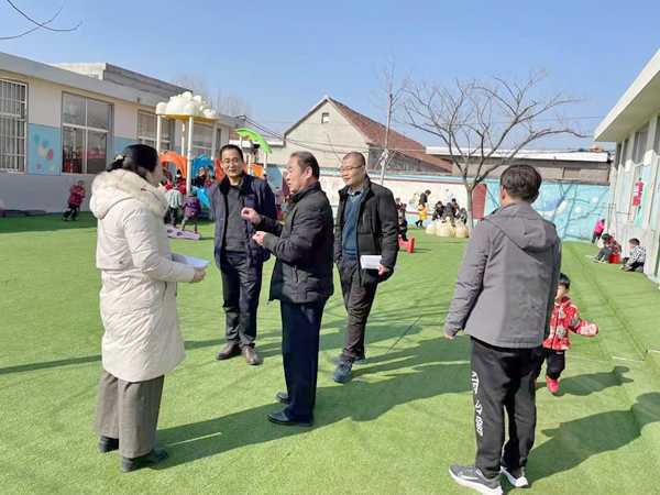 平邑县教体局到石井完小检查工作(图1) 平邑县教体局到石井完小检查工作(图1)
