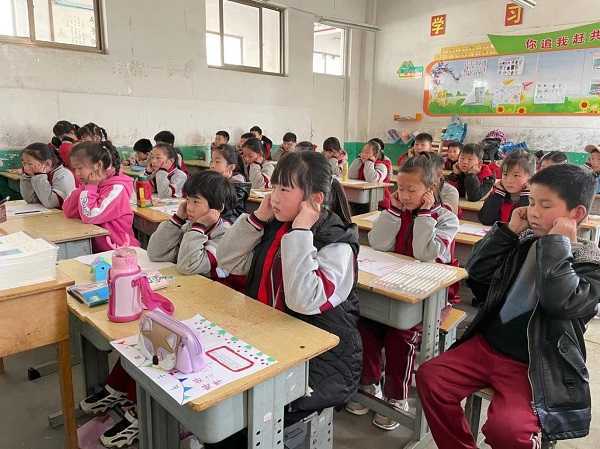 柏林镇中心小学开展全国“爱耳日”宣传活动(图2) 柏林镇中心小学开展全国“爱耳日”宣传活动(图2)