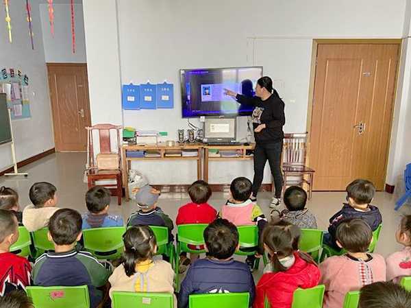 地方镇中心幼儿园开展学雷锋主题活动(图1)