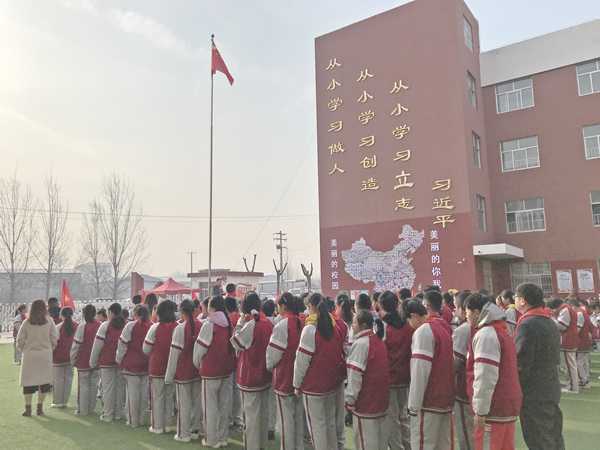 地方镇中心校举行“致敬英雄”系列活动(图1)