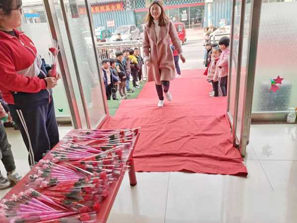 走进各行各业致敬平凡“女神”(图1)