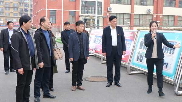 曲师大考察团到实验小学考察社团建设(图1) 曲师大考察团到实验小学考察社团建设(图1)