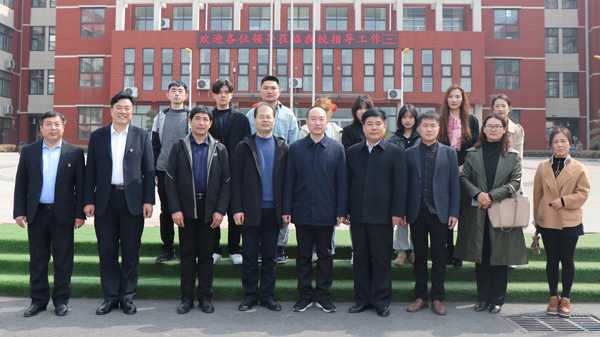 曲师大考察团到实验小学考察社团建设(图3) 曲师大考察团到实验小学考察社团建设(图3)