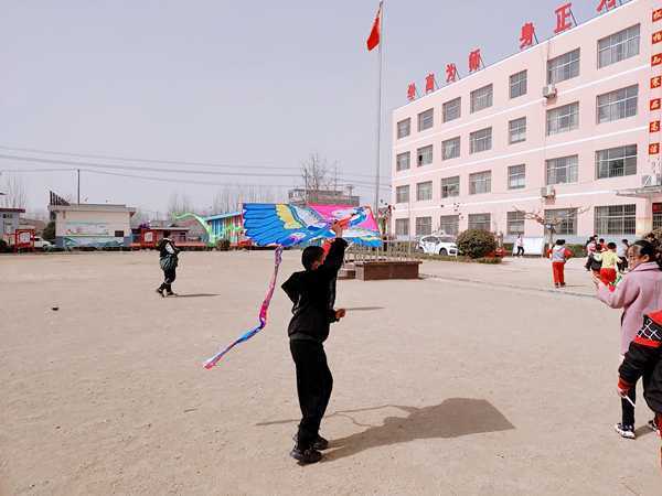 “校园风筝节”营造轻松愉悦学习环境(图1)