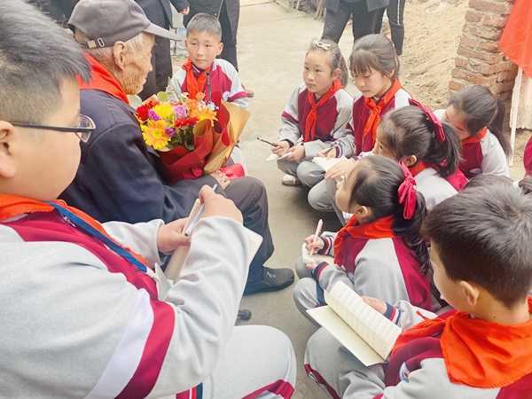 探访革命老兵 感受红色精神(图1) 探访革命老兵 感受红色精神(图1)