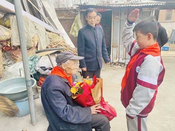 探访革命老兵 感受红色精神(图2) 探访革命老兵 感受红色精神(图2)
