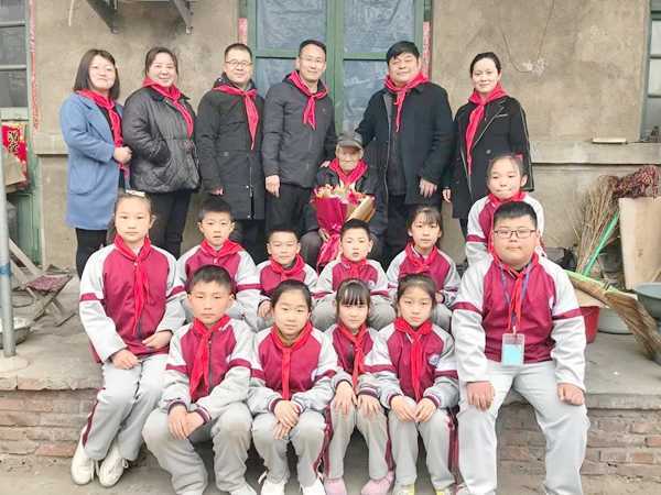 探访革命老兵 感受红色精神(图3) 探访革命老兵 感受红色精神(图3)