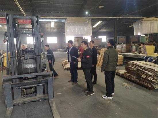 丰阳镇对凯杰木业开展专项安全检查(图2) 丰阳镇对凯杰木业开展专项安全检查(图2)