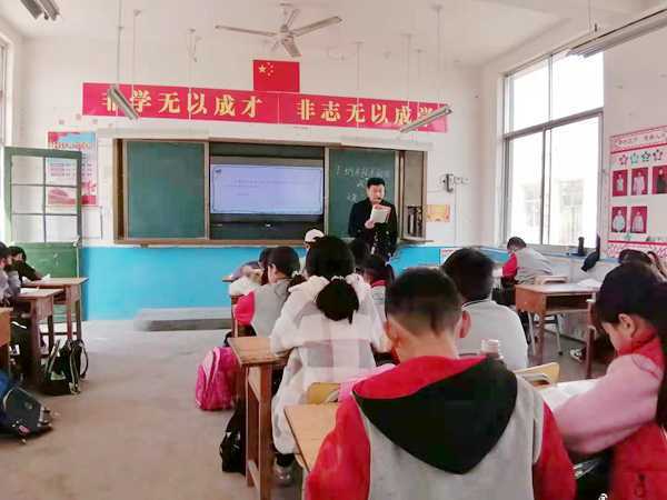 地方镇中心校开展推门听课活动(图1) 地方镇中心校开展推门听课活动(图1)