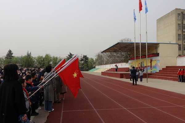 兴蒙学校举行“学党史 强信念 跟党走”升旗仪式(图1)