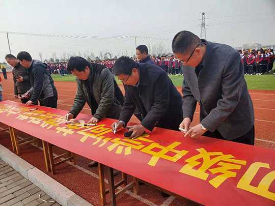 卞桥中学开展“向英雄致敬向榜样学习” 活动(图1) 卞桥中学开展“向英雄致敬向榜样学习” 活动(图1)