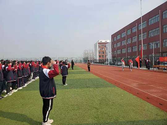 卞桥中学开展“向英雄致敬向榜样学习” 活动(图4) 卞桥中学开展“向英雄致敬向榜样学习” 活动(图4)