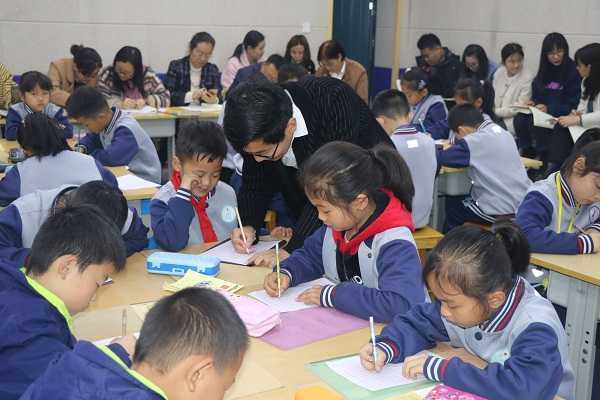 提升综合素养 硬笔书法先行(图2)