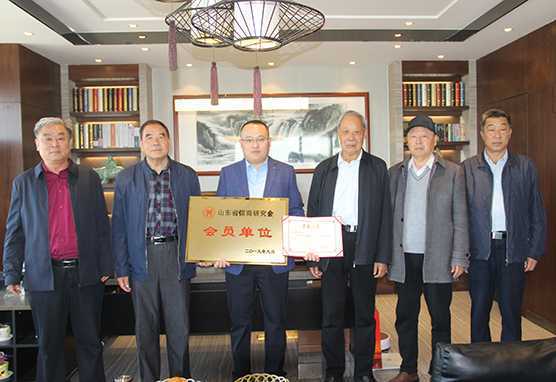 盛邦粮贸被授予“儒商研究会会员单位”称号(图1) 盛邦粮贸被授予“儒商研究会会员单位”称号(图1)