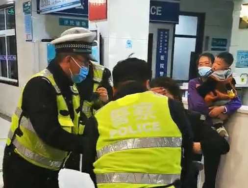 平邑交警及时救助事故伤者(图1) 平邑交警及时救助事故伤者(图1)