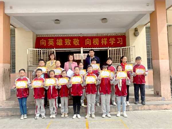 地方镇中心小学举行积分币表彰大会(图1) 地方镇中心小学举行积分币表彰大会(图1)