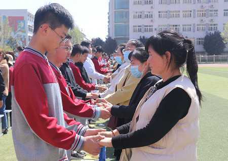 赛博中学举行“家校携手共创辉煌”家长会(图1)