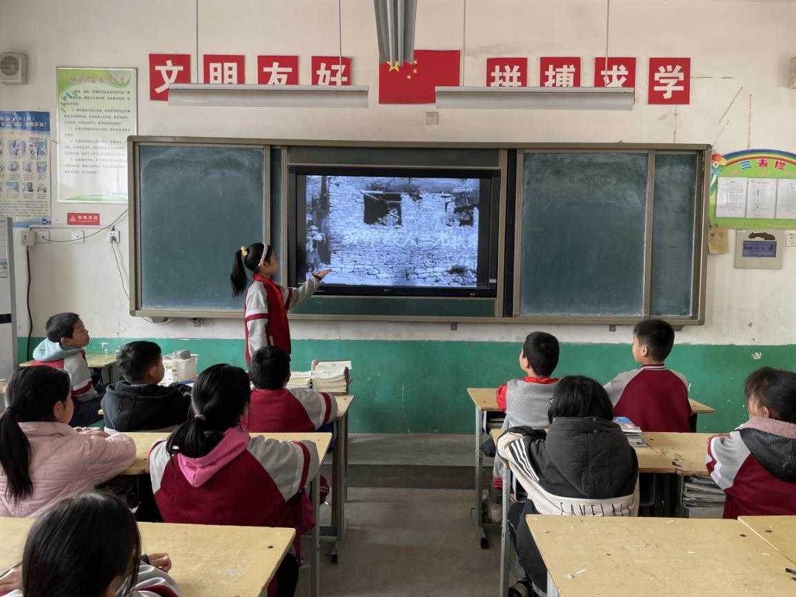 柏林中心小学组织开展“童心向党”主题队会(图2) 柏林中心小学组织开展“童心向党”主题队会(图2)