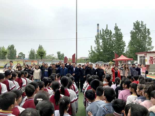 地方镇中心校举行教师宣誓活动(图1) 地方镇中心校举行教师宣誓活动(图1)