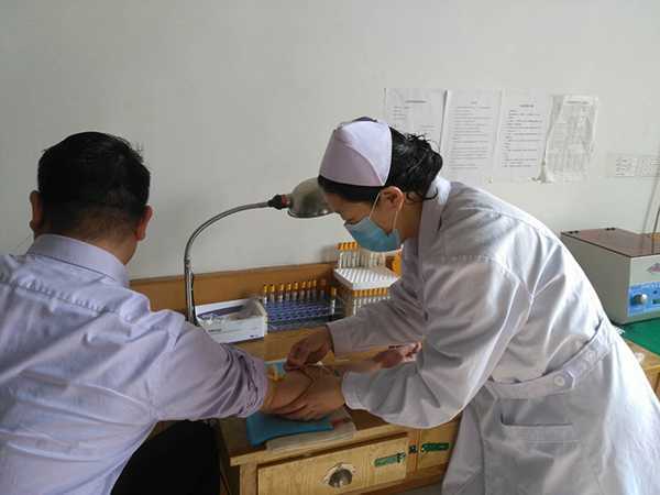 她把爱心送到每一位患者的心中(图1)