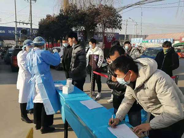 她把爱心送到每一位患者的心中(图2)