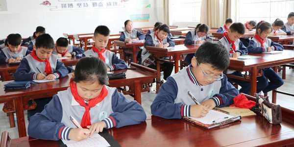 环球教育基金助力实小学子书写质量提升(图2) 环球教育基金助力实小学子书写质量提升(图2)