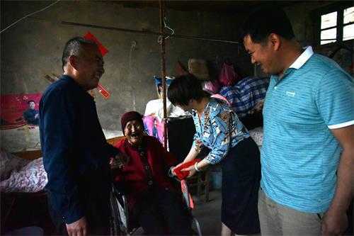 慰问百岁老人 共话百年党恩(图1) 慰问百岁老人 共话百年党恩(图1)